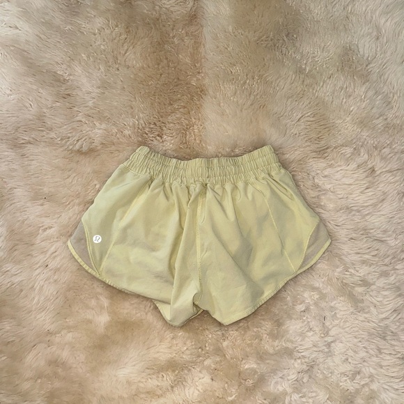 Lululemon Hotty Hot Short II *2.5"
Lemon Ice - Picture 4 of 6